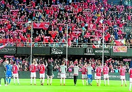 La afición del Real Murcia, en el fondo norte del Cartagonova, en el derbi del 7 de abril de 2019.