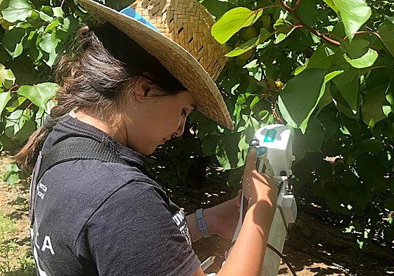 Laura Marín Durán midiendo con uno de sus equipos en una parcela del proyecto.
