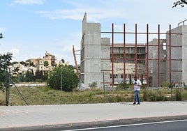 La mole de hierro y hormigón desde la avenida de los Andenes; al fondo, la basílica de la Vera Cruz.