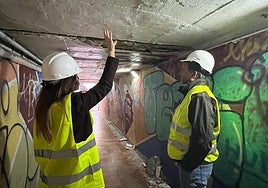 La vicealcaldesa, Rebeca Pérez, este martes en la zona donde se ha desprendido el hormigón.