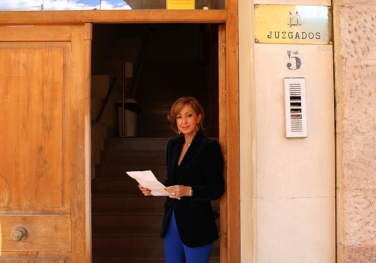 La concejala de Régimen Interior ante la puerta de los juzgados de la plaza del Caño.