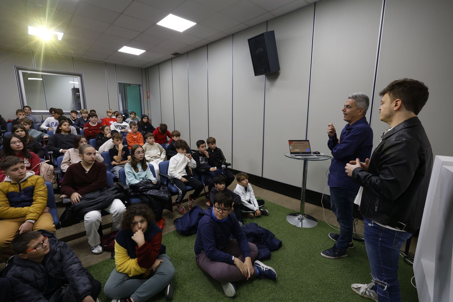 Los alumnos de del CEIP San Pablo de Murcia visitan LA VERDAD, en imágenes