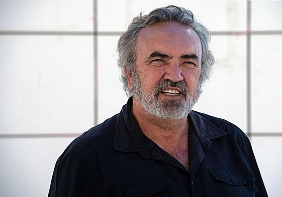 Feliz entre extraños. Manuel Moyano (Córdoba, 1963), en Molina de Segura, tierra de meteoritos.