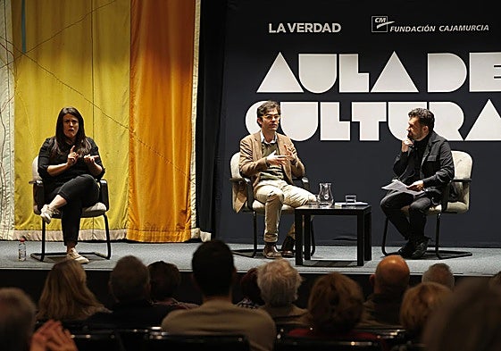 La intérprete de lengua de signos Chyntia Marín y Pepe Pérez-Muelas durante el encuentro en el Aula de Cultura.