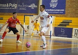 Marcel intenta jugar con un compañero ante la oposición de Pol Salas, jugador del Sala 5 Martorell.