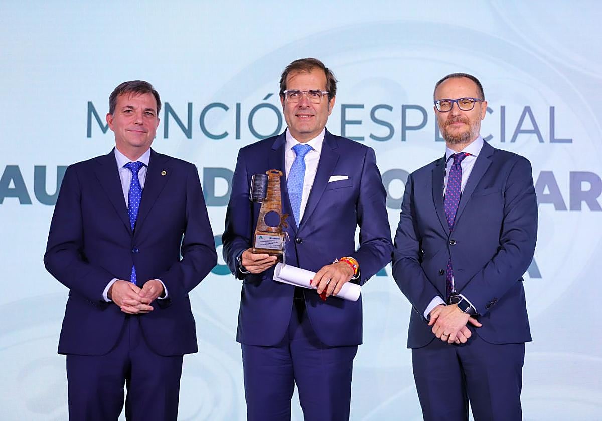 El presidente de la Autoridad Portuaria de Cartagena, Pedro Pablo Hernández, recibió la mención especial.