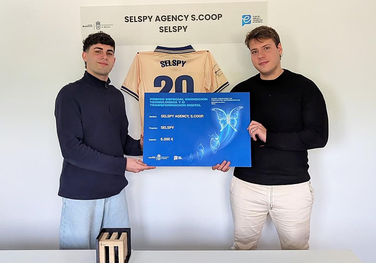 Raúl Díaz y Jesús Martínez, fundadores de Selspy, con su premio.