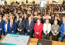 El presidente de Fecoam, Santiago Martínez (1d), con el presidente del Gobierno regional, Fernando López Miras (centro), y el director de las cooperativas españolas, Gabriel Trenzado, en segunda fila.