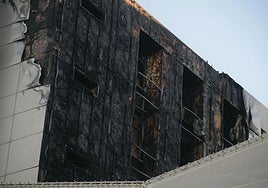 Parte de la fachada afectada por el fuego originado este miércoles.