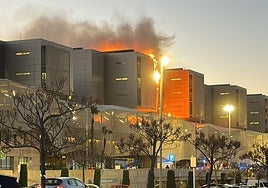 El incendio, este miércoles, en el hospital Santa Lucía de Cartagena.