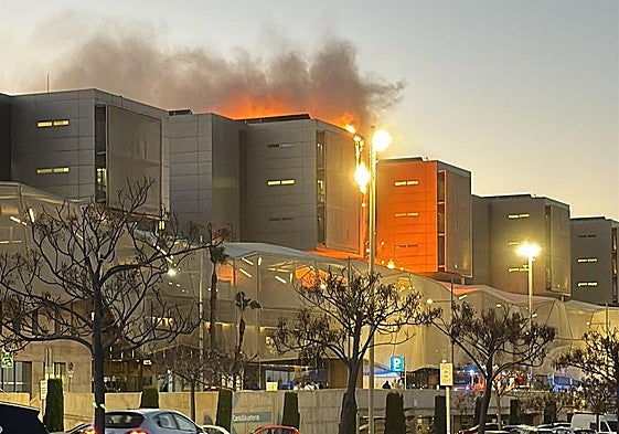 El incendio, este miércoles, en el hospital Santa Lucía de Cartagena.