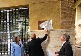 Instante en el que el pasado 14 de noviembre la plaza de las Salesas de Orihuela cambió a plaza Satorre. Hijo Adoptivo de Orihuela.