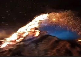 Una pila de residuos ardiendo en la planta de compostaje.