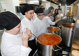 Preparación de la olla gitana, en una imagen de archivo.