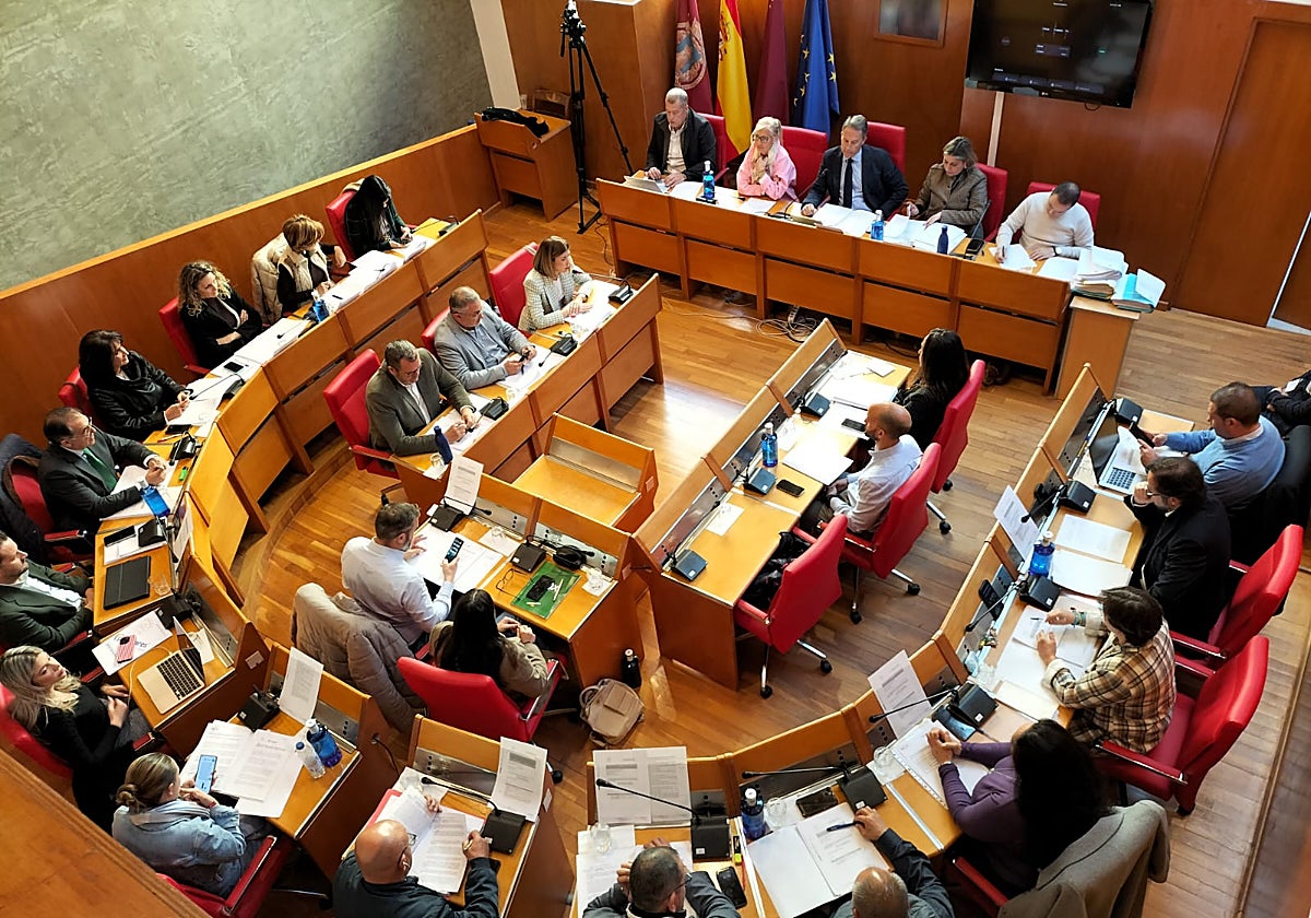 El alcalde y los concejales durante la celebración del Pleno.