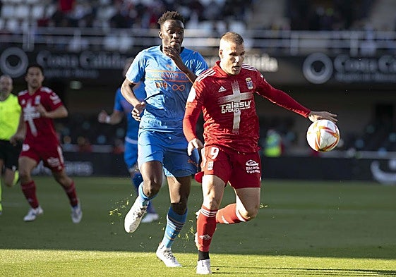 Alfredo Ortuño, único superviviente de la plantilla, perseguido por Diakhaby, en el Cartagena-Valencia de 2022.