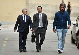 José Vélez (izq), junto a su abogado Raúl Pardo-Geijo, a su llegada al juzgado número 3 de Caravaca en septiembre de 2023.