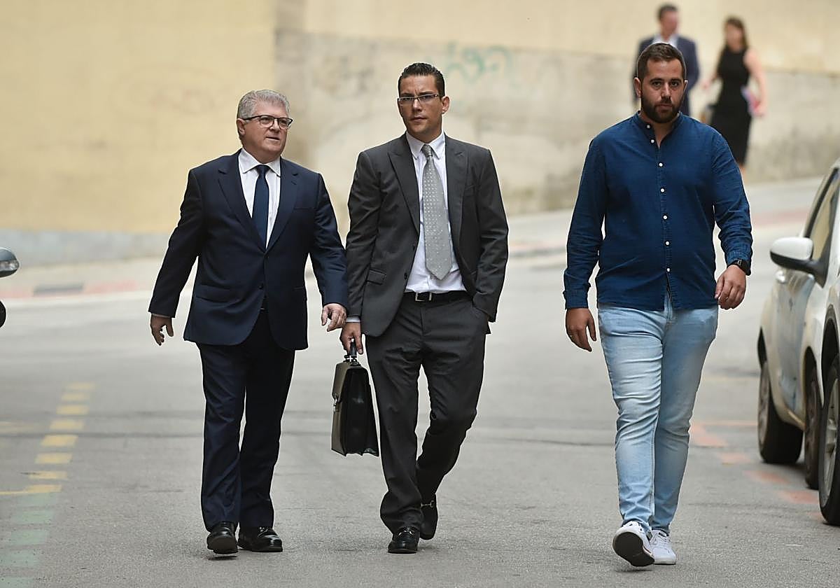 José Vélez (izq), junto a su abogado Raúl Pardo-Geijo, a su llegada al juzgado número 3 de Caravaca en septiembre de 2023.