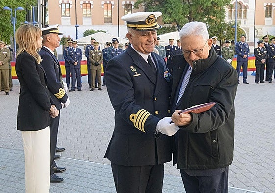 El delegado de Defensa, Gustavo Gutiérrez de Rubalcava, entrega un reconocimiento al exdecano del Colegio de Periodistas Arturo Andreu.