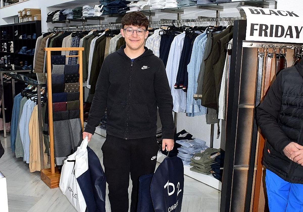 Javier Fuertes carga con dos bolsas durante su compra.