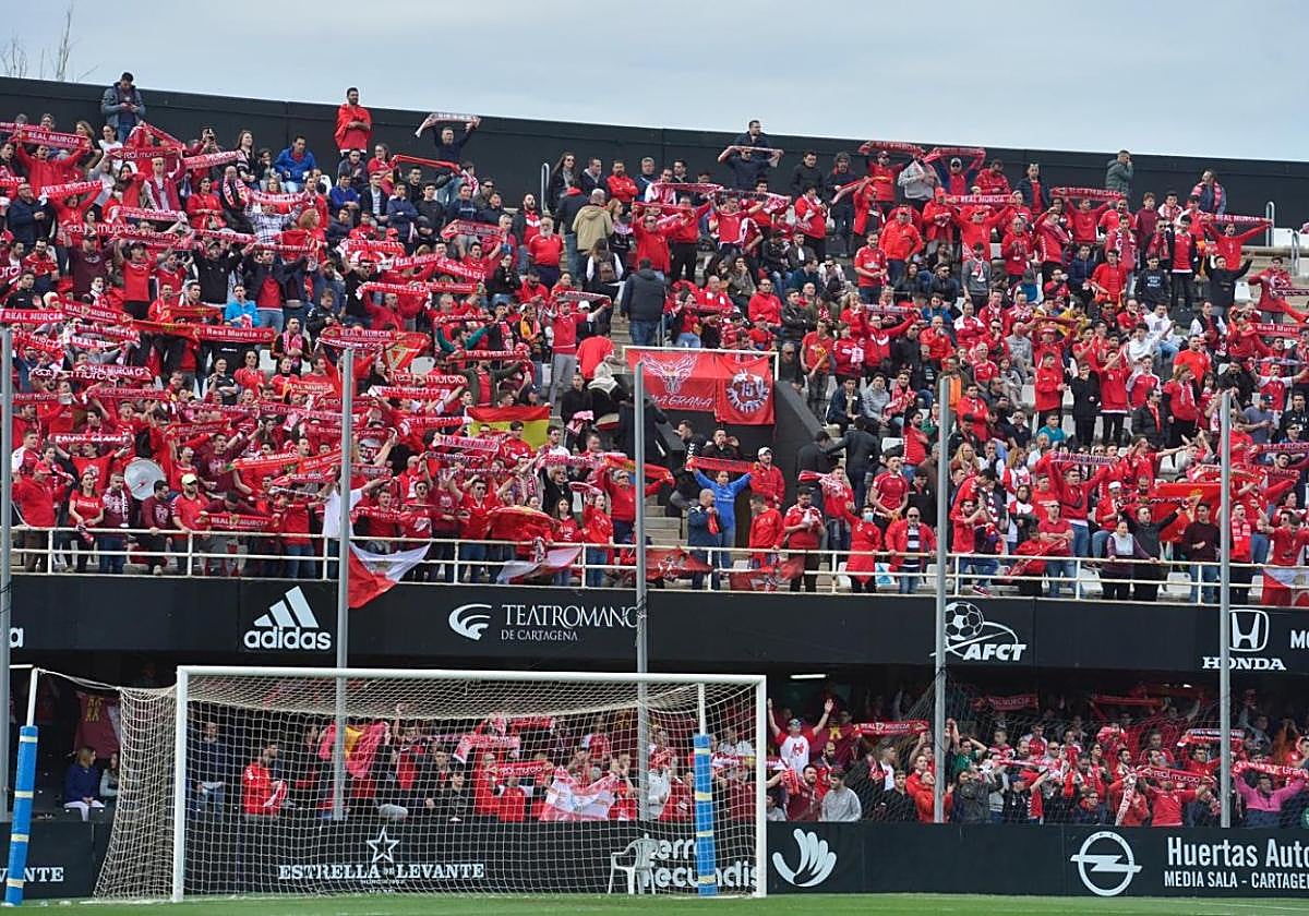 La afición grana, en el Cartagonova en abril de 2019.