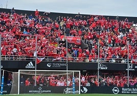 La afición grana, en el Cartagonova en abril de 2019.