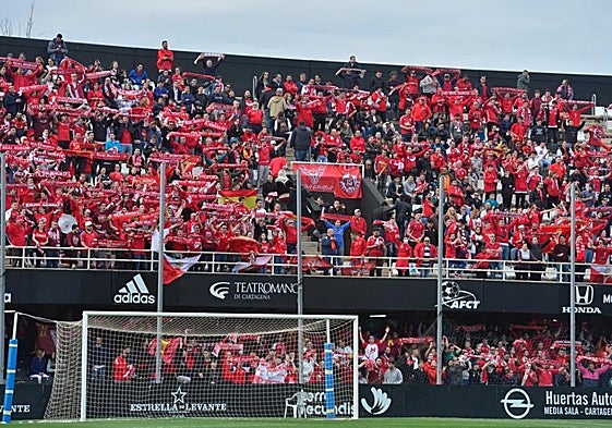 La afición grana, en el Cartagonova en abril de 2019.