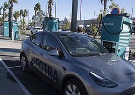 Un vehículo se recarga en la nueva electrolinera.