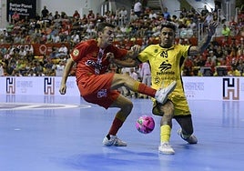 Lucas Rocha (Peñíscola), bloca el disparo de Gon Castejón en el duelo de liga de esta temporada en el Palacio.