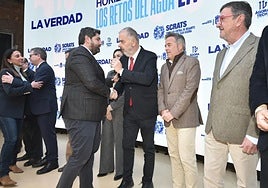 El jefe del Ejecutivo regional, Fernando López Miras, este jueves, saluda al presidente del Scrats, Lucas Jiménez, en el foro organizado por LA VERDAD y Sindicato Central de Regantes.