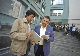 José López junto a su abogado a las puertas del Palacio de Justicia en una imagen de archivo.
