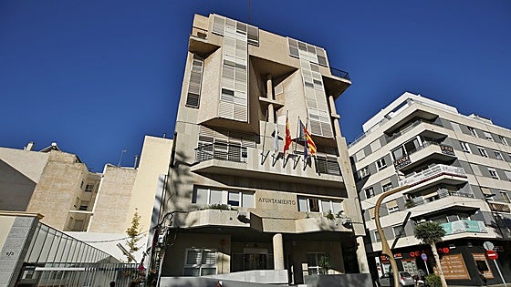 El Ayuntamiento de Torrevieja destina casi medio millón de euros a la vigilancia y control de acceso a instalaciones municipales