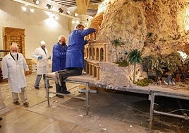 Montaje del belén monumental en el palacio de Guevara, en una imagen de archivo.