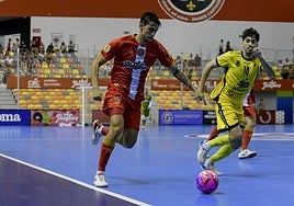 Motta, jugador del Jimbee, conduce el balón ante la presión de Yeray, jugador del Peñíscola.