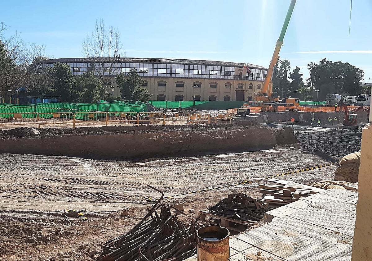 Obras de soteramiento frente a la plaza de toros, donde se construirá la estación subterránea.