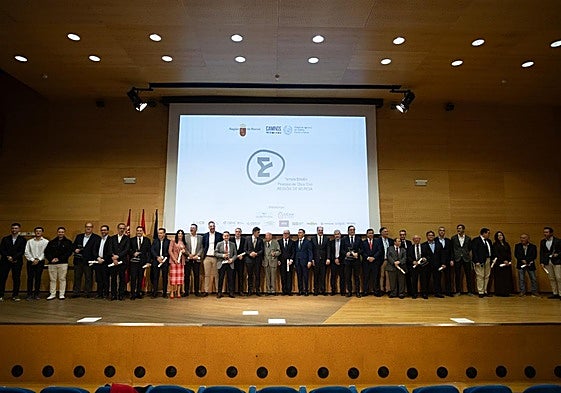 Foto de familia de los premiados, en el acto celebrado en el Archivo Regional.