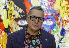 El galerista José Fermín Serrano, de La Aurora, delante de la obra 'Sin título', realizada con caja de luz por Elvira Carrasco.