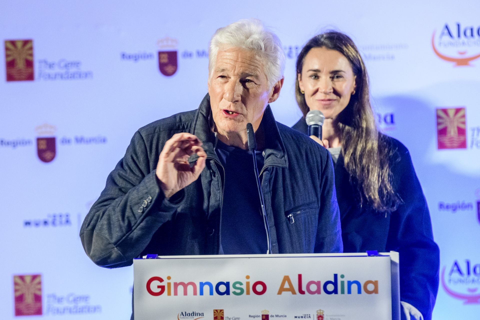 La visita de Richard Gere a La Arrixaca, en imágenes