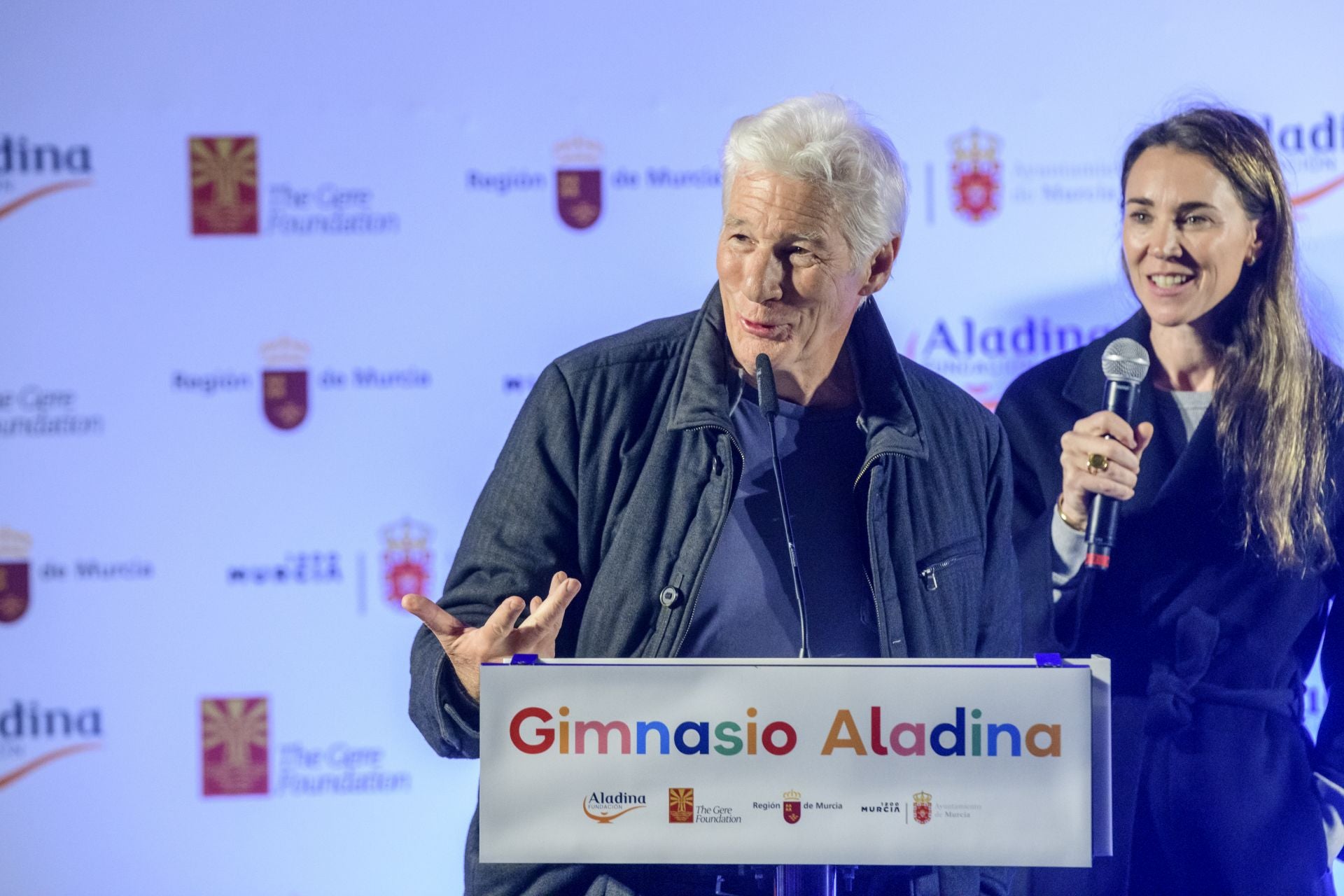 La visita de Richard Gere a La Arrixaca, en imágenes