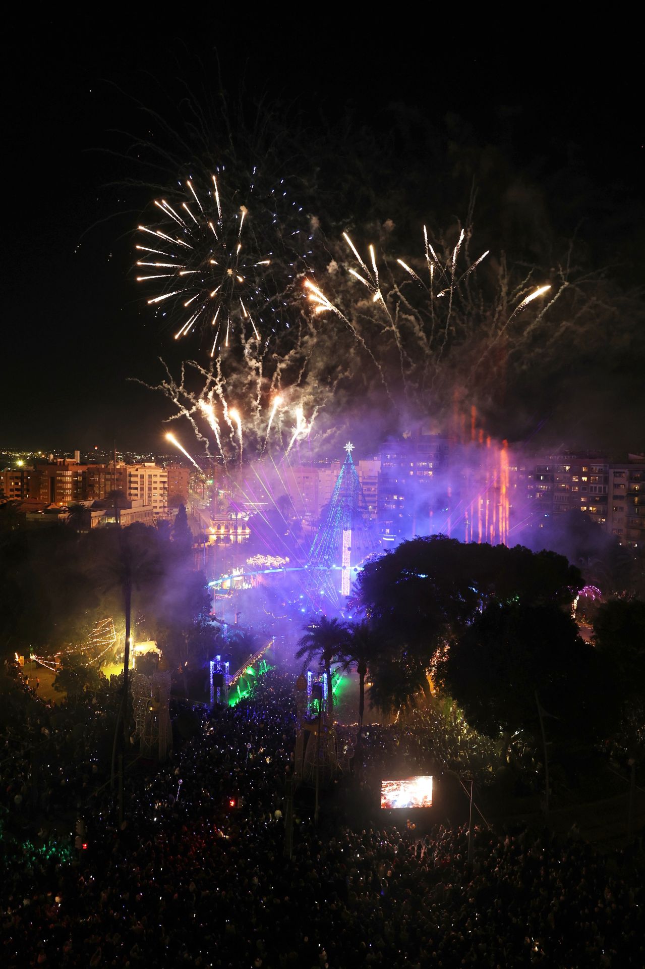 El encendido del árbol de Navidad de Murcia, en imágenes
