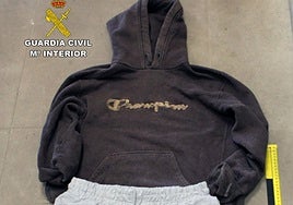 Prendas de ropa localizadas por los agentes y que fueron usadas por el detenido cuando cometía los robos.