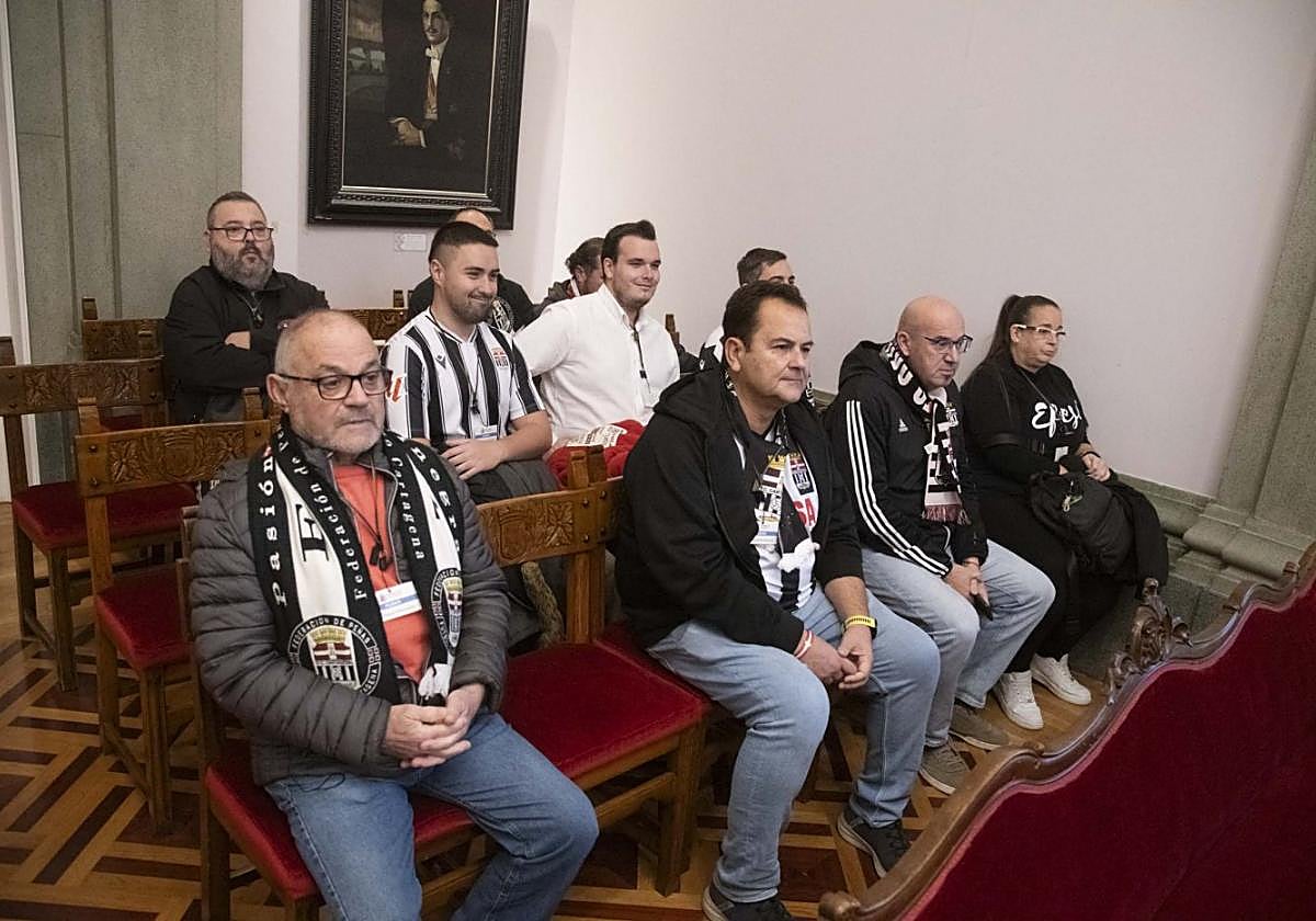 Aficionados del Efesé, en el Pleno de Cartagena, ayer.