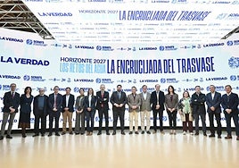 En el centro, el presidente López Miras, escoltado por Lucas Jiménez, del Scrats, y Antonio Pitera, director general de LA VERDAD, en el foro, ayer, en Murcia. A la izquierda, Víctor Rodríguez, director del diario.