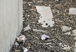 Cajetillas de tabaco y colillas en una de las terrazas del hospital Santa Lucía de Cartagena.