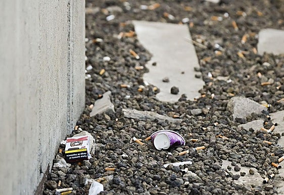 Cajetillas de tabaco y colillas en una de las terrazas del hospital Santa Lucía de Cartagena.
