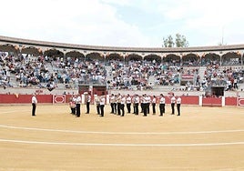 Actuación de la banda de música contratada por el Ayuntamiento en la corrida de toros de la feria de septiembre