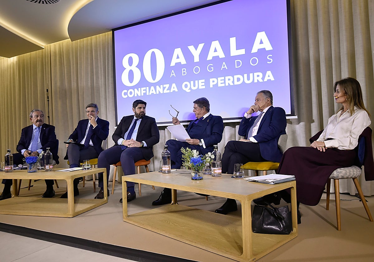 Andrés J Ayala, Rafael Catalá, Fernando López Miras, Federico Trillo-Figueroa, Antonio Salas y Ana Ruipérez, protagonistas de la mesa redonda.