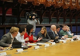 La alcaldesa de Cartagena (cuarta por la izquierda), este viernes, en Burgos.