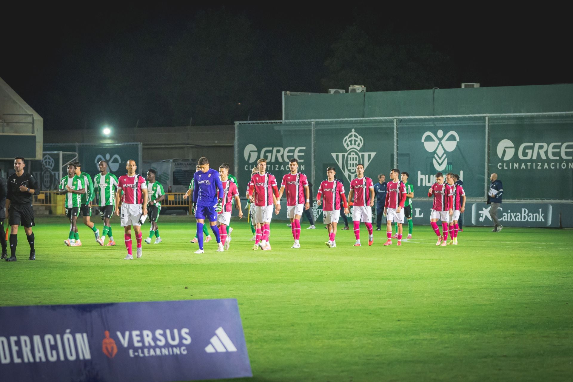 El FC Cartagena sufre y saborea la victoria, en imágenes