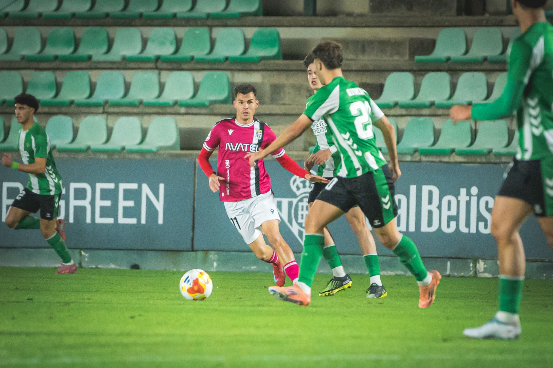 El FC Cartagena sufre y saborea la victoria, en imágenes